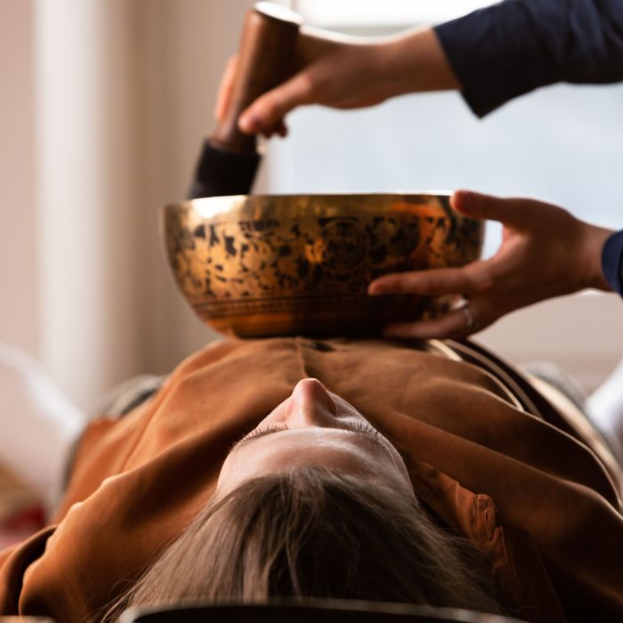 acoustic alternative medicine using energy gong and sound bowl