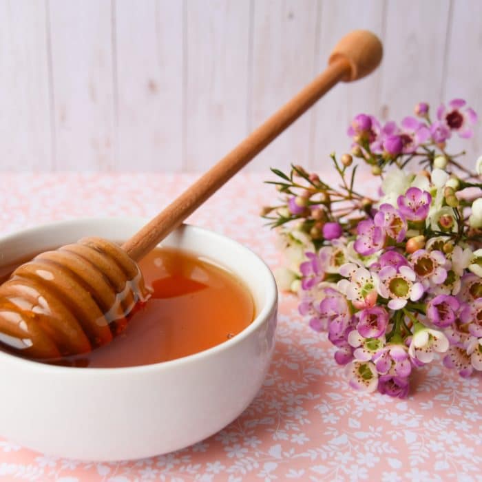 manuka honey in a bowl